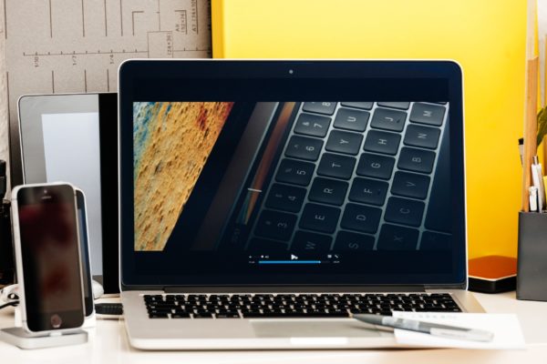 nettoyer l'écran MacBook